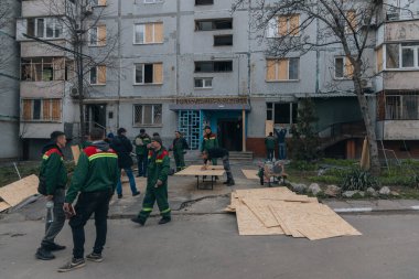 Ukrayna 'da savaş. Ukrayna halkı, Ukrayna 'nın Zaporozhye kentindeki roket saldırısında topluma yardım ediyor. Yardım edin! Zaporozhye, Ukrayna - 22 Mart 2023