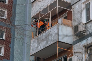 Ukrayna 'da savaş. Ukrayna halkı, Ukrayna 'nın Zaporozhye kentindeki roket saldırısında topluma yardım ediyor. Yardım edin! Zaporozhye, Ukrayna - 22 Mart 2023