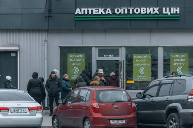 Dnipro şehrindeki eczanedeki insanların kuyruğu. İnsanlar tedaviyi bekliyor. DNIPRO, UKRAINE 31 Mart 2023