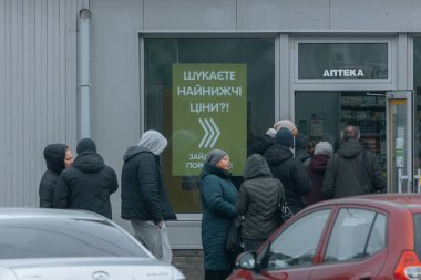 Dnipro şehrindeki eczanedeki insanların kuyruğu. İnsanlar tedaviyi bekliyor. DNIPRO, UKRAINE 31 Mart 2023