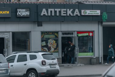 Dnipro şehrindeki eczanedeki insanların kuyruğu. İnsanlar tedaviyi bekliyor. DNIPRO, UKRAINE 31 Mart 2023