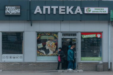 Dnipro şehrindeki eczanedeki insanların kuyruğu. İnsanlar tedaviyi bekliyor. DNIPRO, UKRAINE 31 Mart 2023