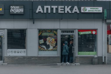 Dnipro şehrindeki eczanedeki insanların kuyruğu. İnsanlar tedaviyi bekliyor. DNIPRO, UKRAINE 31 Mart 2023
