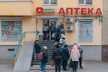 Dnipro şehrindeki eczanedeki insanların kuyruğu. İnsanlar tedaviyi bekliyor. DNIPRO, UKRAINE 31 Mart 2023