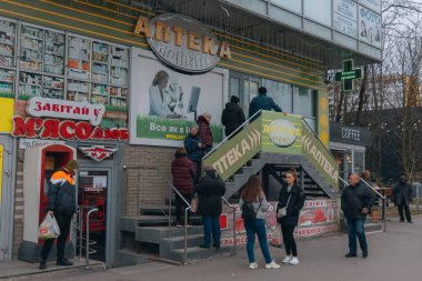 Dnipro şehrindeki eczanedeki insanların kuyruğu. İnsanlar tedaviyi bekliyor. DNIPRO, UKRAINE 31 Mart 2023