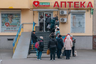 Dnipro şehrindeki eczanedeki insanların kuyruğu. İnsanlar tedaviyi bekliyor. DNIPRO, UKRAINE 31 Mart 2023