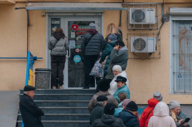 Dnipro şehrindeki eczanedeki insanların kuyruğu. İnsanlar tedaviyi bekliyor. DNIPRO, UKRAINE 31 Mart 2023