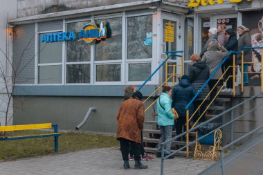Dnipro şehrindeki eczanedeki insanların kuyruğu. İnsanlar tedaviyi bekliyor. DNIPRO, UKRAINE 31 Mart 2023