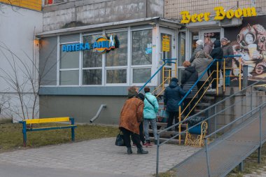 Dnipro şehrindeki eczanedeki insanların kuyruğu. İnsanlar tedaviyi bekliyor. DNIPRO, UKRAINE 31 Mart 2023