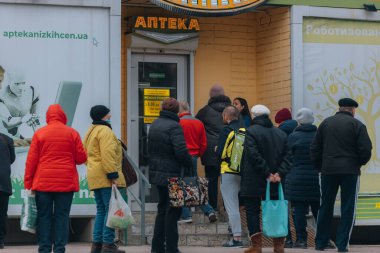 Dnipro şehrindeki eczanedeki insanların kuyruğu. İnsanlar tedaviyi bekliyor. DNIPRO, UKRAINE 31 Mart 2023