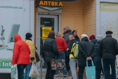 Dnipro şehrindeki eczanedeki insanların kuyruğu. İnsanlar tedaviyi bekliyor. DNIPRO, UKRAINE 31 Mart 2023