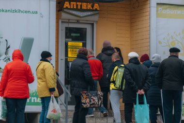 Dnipro şehrindeki eczanedeki insanların kuyruğu. İnsanlar tedaviyi bekliyor. DNIPRO, UKRAINE 31 Mart 2023