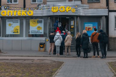 Dnipro şehrindeki eczanedeki insanların kuyruğu. İnsanlar tedaviyi bekliyor. DNIPRO, UKRAINE 31 Mart 2023