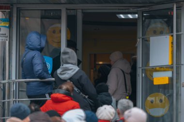 Dnipro şehrindeki eczanedeki insanların kuyruğu. İnsanlar tedaviyi bekliyor. DNIPRO, UKRAINE 31 Mart 2023