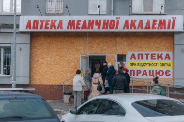 Dnipro şehrindeki eczanedeki insanların kuyruğu. İnsanlar tedaviyi bekliyor. DNIPRO, UKRAINE 31 Mart 2023