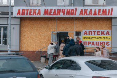Dnipro şehrindeki eczanedeki insanların kuyruğu. İnsanlar tedaviyi bekliyor. DNIPRO, UKRAINE 31 Mart 2023