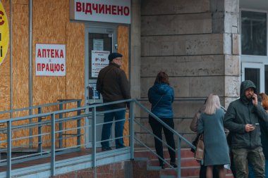 Dnipro şehrindeki eczanedeki insanların kuyruğu. İnsanlar tedaviyi bekliyor. DNIPRO, UKRAINE 31 Mart 2023