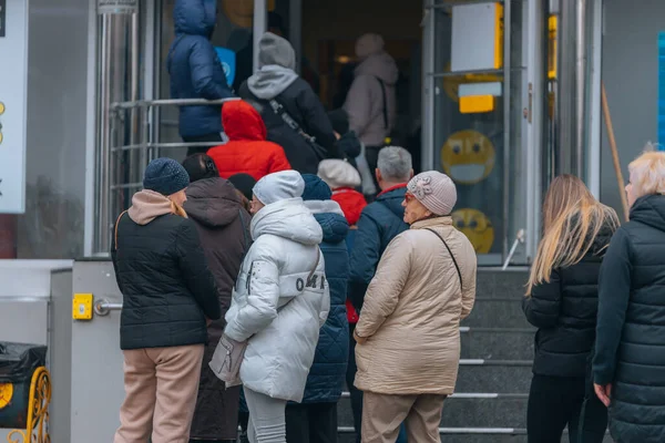 Dnipro şehrindeki eczanedeki insanların kuyruğu. İnsanlar tedaviyi bekliyor. DNIPRO, UKRAINE 31 Mart 2023