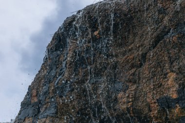 Dinyeper, Ukrayna 'daki Manastır Adası' nın yamacında şelale sesi eşiği. Yapay dekoratif şelale.