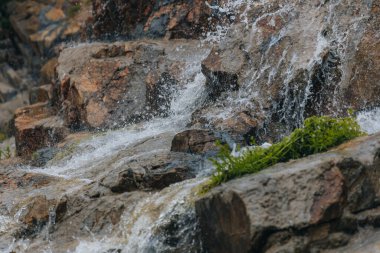 Dinyeper, Ukrayna 'daki Manastır Adası' nın yamacında şelale sesi eşiği. Yapay dekoratif şelale.