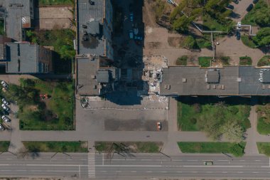 Bir Rus roketi Ukrayna 'nın Dnipro şehrindeki bir yerleşim yerine uçtu. Yukarıdan gelen bir Rus füze saldırısının ardından bir yerleşim yeri binası havaya uçtu. Savaşın yaraları.