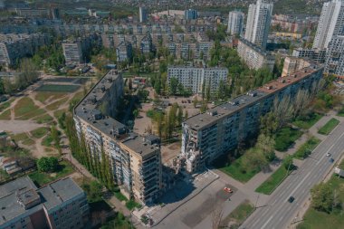 Bir Rus roketi Ukrayna 'nın Dnipro şehrindeki bir yerleşim yerine uçtu. Yukarıdan gelen bir Rus füze saldırısının ardından bir yerleşim yeri binası havaya uçtu. Savaşın yaraları.