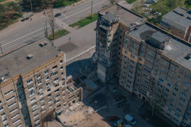 Bir Rus roketi Ukrayna 'nın Dnipro şehrindeki bir yerleşim yerine uçtu. Yukarıdan gelen bir Rus füze saldırısının ardından bir yerleşim yeri binası havaya uçtu. Savaşın yaraları.