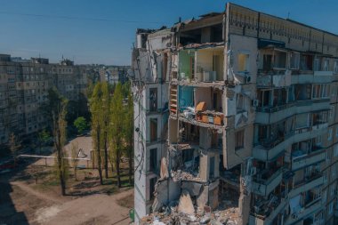 Bir Rus roketi Ukrayna 'nın Dnipro şehrindeki bir yerleşim yerine uçtu. Yukarıdan gelen bir Rus füze saldırısının ardından bir yerleşim yeri binası havaya uçtu. Savaşın yaraları.