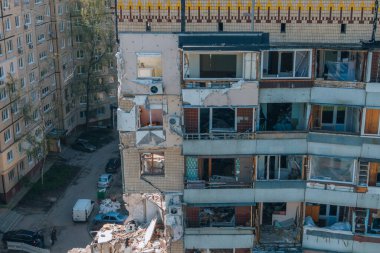 Bir Rus roketi Ukrayna 'nın Dnipro şehrindeki bir yerleşim yerine uçtu. Yukarıdan gelen bir Rus füze saldırısının ardından bir yerleşim yeri binası havaya uçtu. Savaşın yaraları.