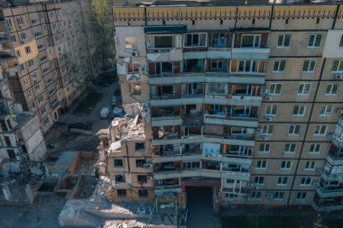 Bir Rus roketi Ukrayna 'nın Dnipro şehrindeki bir yerleşim yerine uçtu. Yukarıdan gelen bir Rus füze saldırısının ardından bir yerleşim yeri binası havaya uçtu. Savaşın yaraları.