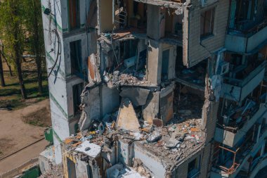 Bir Rus roketi Ukrayna 'nın Dnipro şehrindeki bir yerleşim yerine uçtu. Yukarıdan gelen bir Rus füze saldırısının ardından bir yerleşim yeri binası havaya uçtu. Savaşın yaraları.