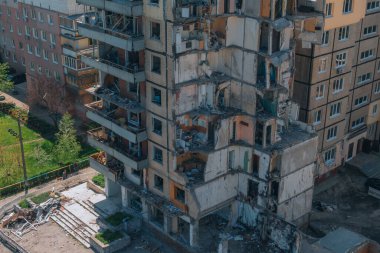 Bir Rus roketi Ukrayna 'nın Dnipro şehrindeki bir yerleşim yerine uçtu. Yukarıdan gelen bir Rus füze saldırısının ardından bir yerleşim yeri binası havaya uçtu. Savaşın yaraları.