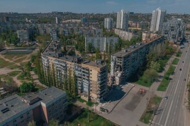 Bir Rus roketi Ukrayna 'nın Dnipro şehrindeki bir yerleşim yerine uçtu. Yukarıdan gelen bir Rus füze saldırısının ardından bir yerleşim yeri binası havaya uçtu. Savaşın yaraları.
