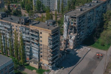 Bir Rus roketi Ukrayna 'nın Dnipro şehrindeki bir yerleşim yerine uçtu. Yukarıdan gelen bir Rus füze saldırısının ardından bir yerleşim yeri binası havaya uçtu. Savaşın yaraları.