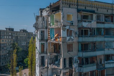 Bir Rus roketi Ukrayna 'nın Dnipro şehrindeki bir yerleşim yerine uçtu. Yukarıdan gelen bir Rus füze saldırısının ardından bir yerleşim yeri binası havaya uçtu. Savaşın yaraları.