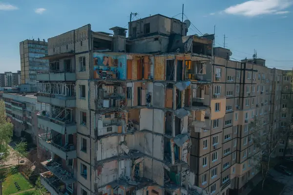 Bir Rus roketi Ukrayna 'nın Dnipro şehrindeki bir yerleşim yerine uçtu. Yukarıdan gelen bir Rus füze saldırısının ardından bir yerleşim yeri binası havaya uçtu. Savaşın yaraları.