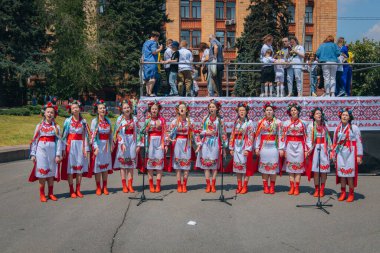 Nakışlı gömlekli güzel bir genç kız. Ulusal Ukrayna kostümü. Nakış işi günü. Fotoğraf, Ukrayna. DNIPRO, UKRAINE 18 Mayıs 2023