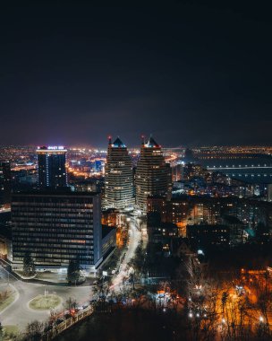 Ukrayna 'nın Dnipro şehrinin gece hava manzarası. Şehrin sol tarafında. Şehrin merkezi..