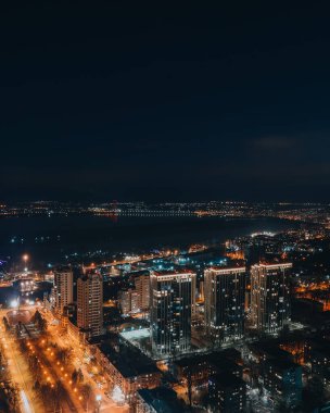 Ukrayna 'nın Dnipro şehrinin gece hava manzarası. Şehrin sol tarafında. Şehrin merkezi..
