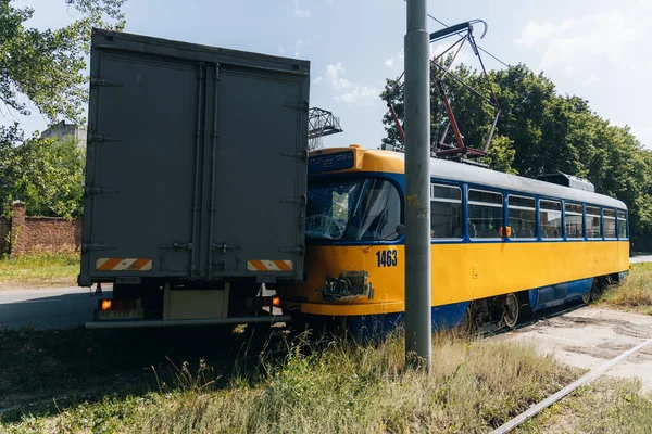 Tramvay bir kamyona çarptı. Ciddi bir kaza. Yoldaki trafik kazaları. Yoldaki trafiği tıkadı. DNIPRO, UKRAINE 3 Ağustos 2020