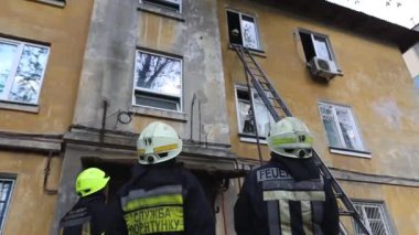 Koruyucu üniformalı cesur bir itfaiyecinin görüntüsü. Koruyucu ekipmanlı bir kurtarıcı. İtfaiyeciler yerleşim yerindeki yangını söndürdüler. DNIPRO, UKRAINE 30 Nisan 2021