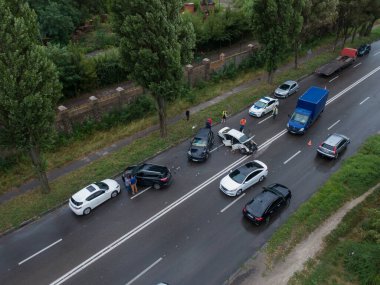 Kafa kafaya çarpışma. Yolun üst manzarası. Ciddi bir kaza. Yoldaki trafik kazaları. Trafik sıkışıklığı