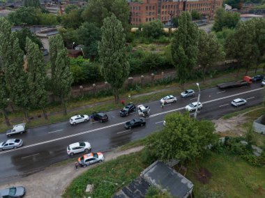 Kafa kafaya çarpışma. Yolun üst manzarası. Ciddi bir kaza. Yoldaki trafik kazaları. Trafik sıkışıklığı