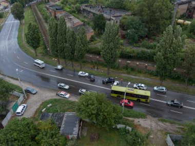 Kafa kafaya çarpışma. Yolun üst manzarası. Ciddi bir kaza. Yoldaki trafik kazaları. Trafik sıkışıklığı