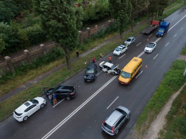 Kafa kafaya çarpışma. Yolun üst manzarası. Ciddi bir kaza. Yoldaki trafik kazaları. Trafik sıkışıklığı