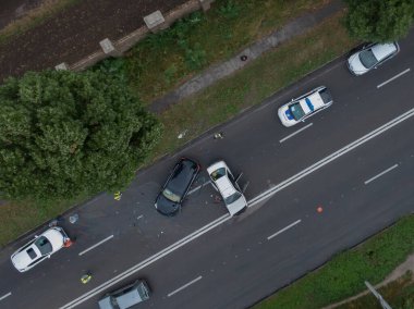 Kafa kafaya çarpışma. Yolun üst manzarası. Ciddi bir kaza. Yoldaki trafik kazaları. Trafik sıkışıklığı