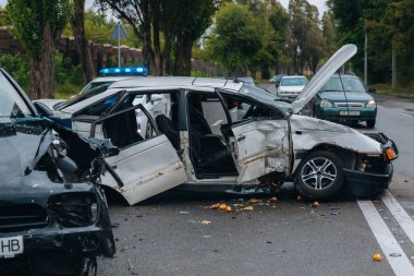 Şehir caddesinde iki arabanın karıştığı bir araba kazası. Hasarlı arabalar. Ciddi bir kaza. Yakın plan..
