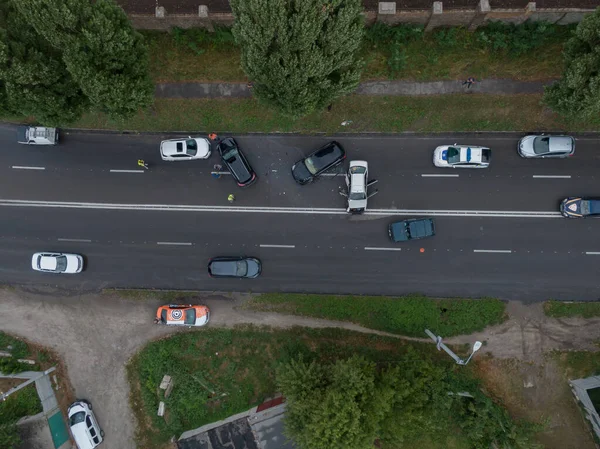 Kafa kafaya çarpışma. Yolun üst manzarası. Ciddi bir kaza. Yoldaki trafik kazaları. Trafik sıkışıklığı