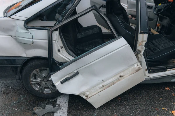 Wypadek Samochodowy Udziałem Dwóch Samochodów Ulicy Miejskiej Uszkodzone Samochody Poważny — Zdjęcie stockowe