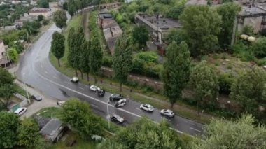 Kafa kafaya çarpışma. Yolun üst manzarası. Ciddi bir kaza. Yoldaki trafik kazaları. Trafik sıkışıklığı